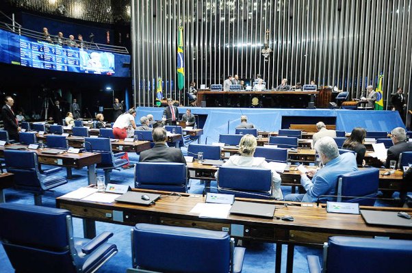 A sessão deliberativa de terça-feira, em que a PEC deve votada, está marcada para as 10 horas.