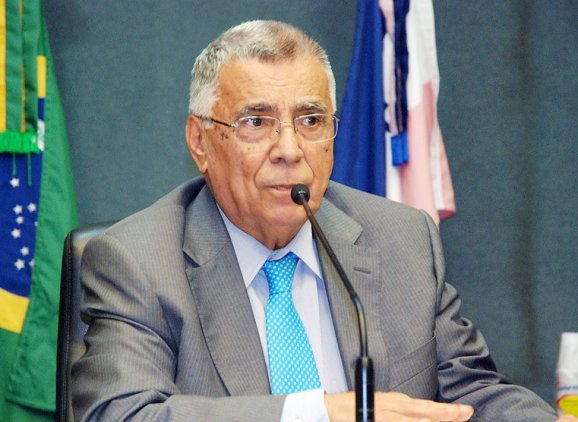 Élcio Álvares foi deputado federal pelo Espírito Santo no anos 70 e governador entre 1975 e 1979. Em 1986 se elegeu para o Senado.