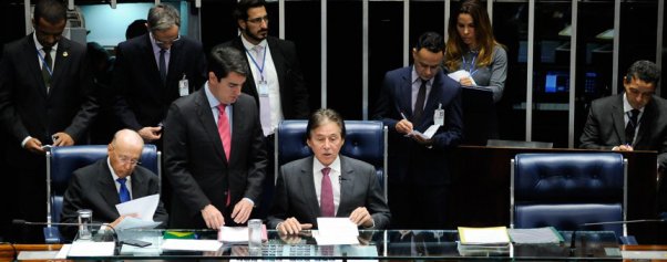 O presidente Eunício Oliveira conduziu a sessão deliberativa extraordinária que votou a indicação.