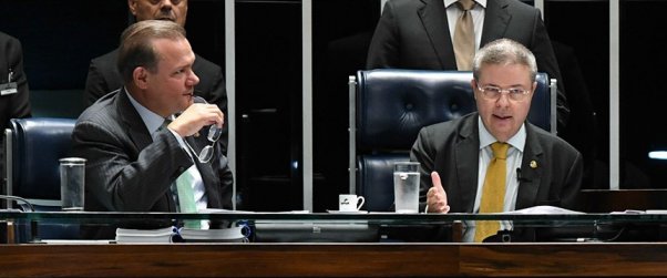 Antonio Anastasia (à direita, ao lado de Wellington Fagundes) preside a sessão em que o cadastro foi aprovado