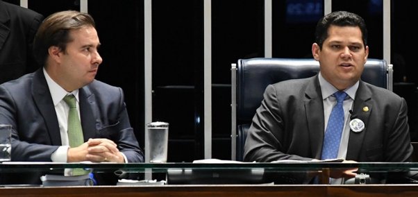 O presidente do Senado, Davi Alcolumbre (D), recebe no Plenário o presidente da Câmara, Rodrigo Maia, em 2 de abril: nesta semana, chefes das duas Casas firmaram acordo sobre tramitação das medidas pr