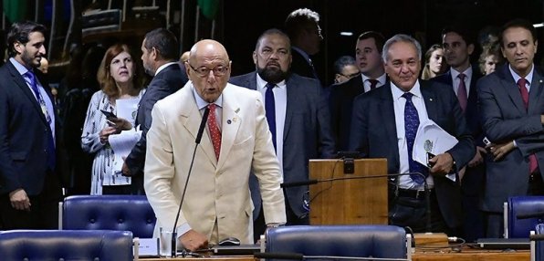 O relator da proposta, senador Esperidião Amin, na sessão do Plenário em que o texto foi aprovado no Senado, em abril